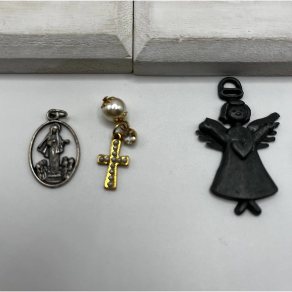 Religious Jewelry Pieces - 8 Piece Untested - 3 Rings and 6 Pendants/Charms - Picture 2 of 9